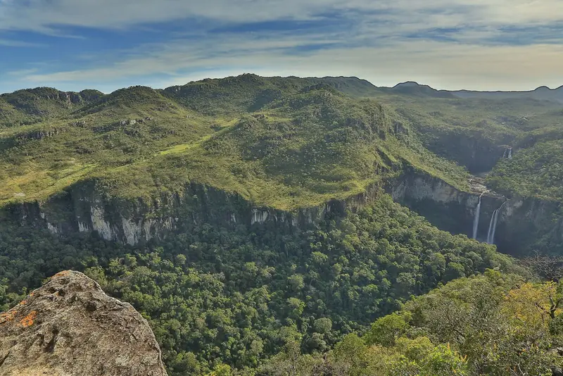 Os dois saltos do Rio Preto caindo num cânion cercado de cerrado, vistos do alto do Mirante da Janela, na Chapada dos Veadeiros