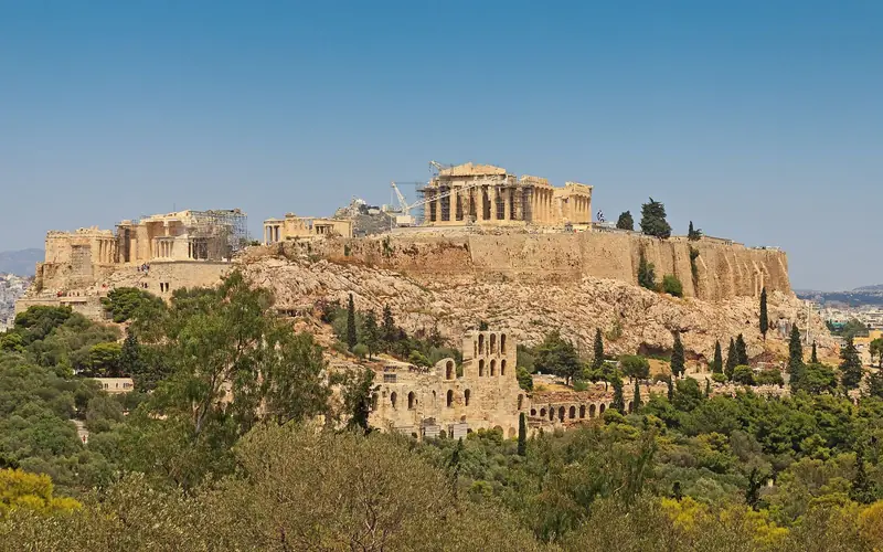 A Acrópole de Atenas vista do morro de Filopapo, com o Partenon no alto e o Odeon de Herodes Ático na encosta