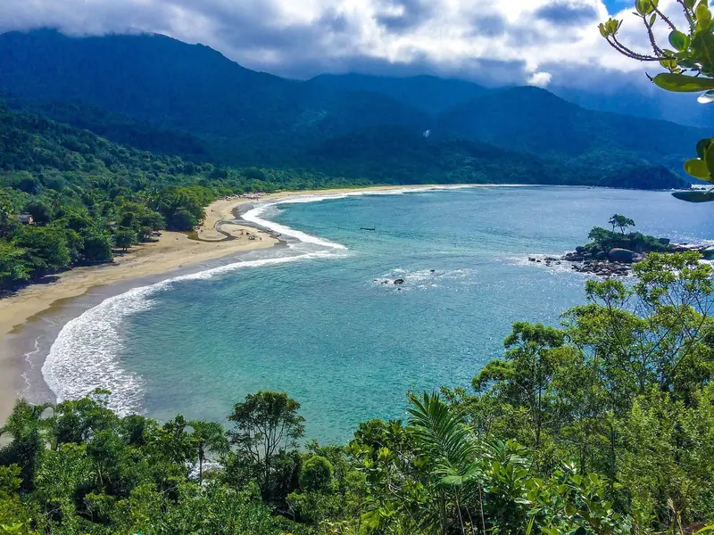 Baía de Castelhanos vista do alto do Mirante do Coração, com mar azul e mata