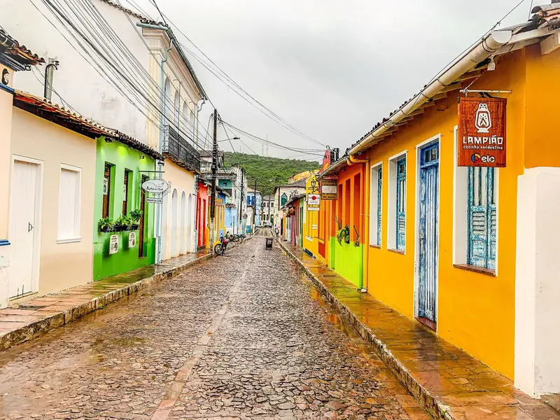 Rua de pedra com casas coloridas no centro histórico de Lençóis