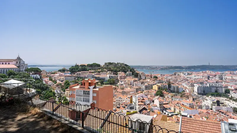 Vista do Miradouro da Senhora do Monte, com o Castelo de São Jorge no centro e o rio Tejo ao fundo, em Lisboa