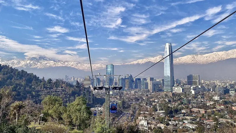 Santiago vista do teleférico do Cerro San Cristóbal, com a Gran Torre Santiago e a Cordilheira dos Andes nevada ao fundo